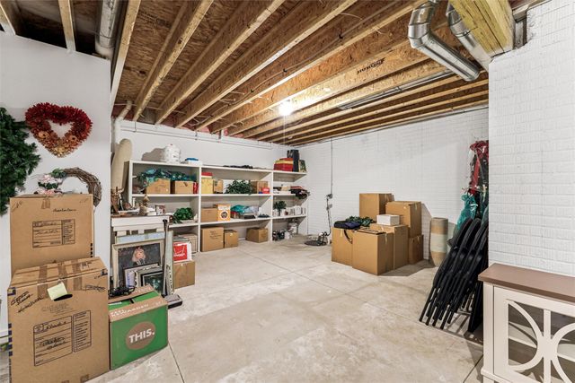 16691 Valleyview Lane, Clive, IA 50325