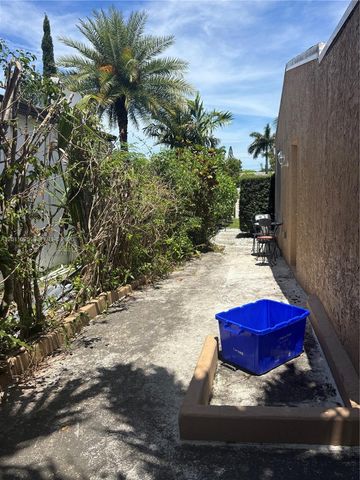 822 Avenida Hermosa, West Palm Beach, FL 33405