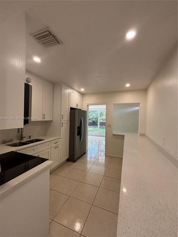 822 Avenida Hermosa, West Palm Beach, FL 33405