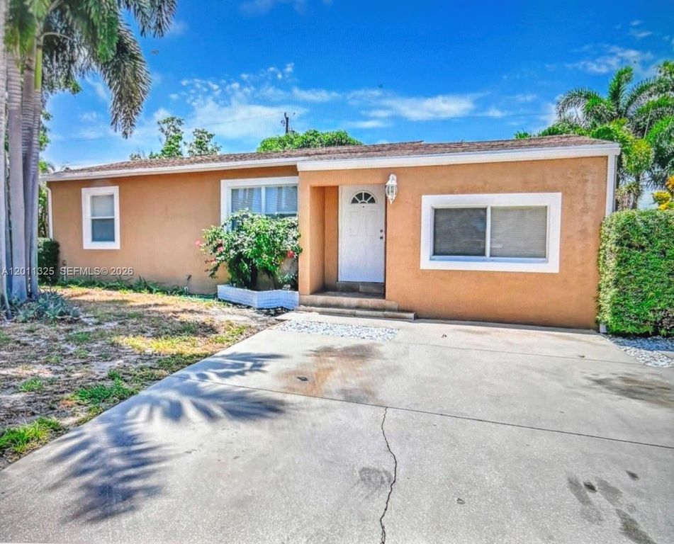 822 Avenida Hermosa, West Palm Beach, FL 33405