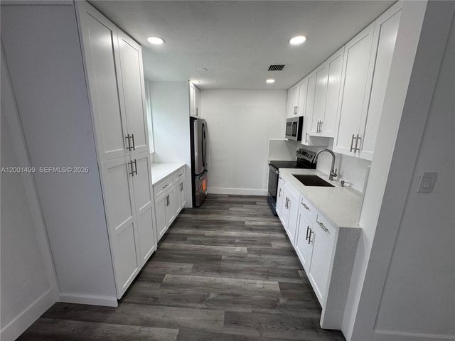 5611 SW 38th St, Davie, FL 33314