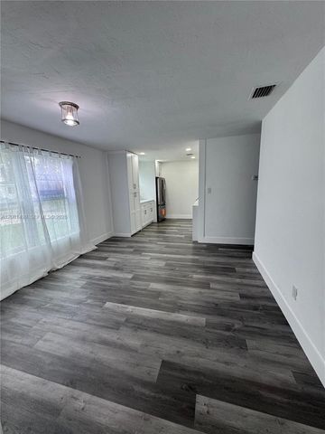 5611 SW 38th St, Davie, FL 33314