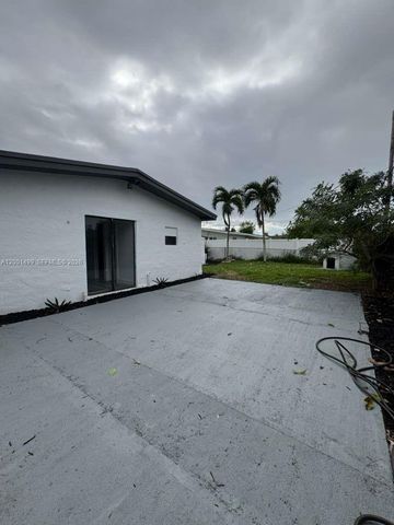 5611 SW 38th St, Davie, FL 33314