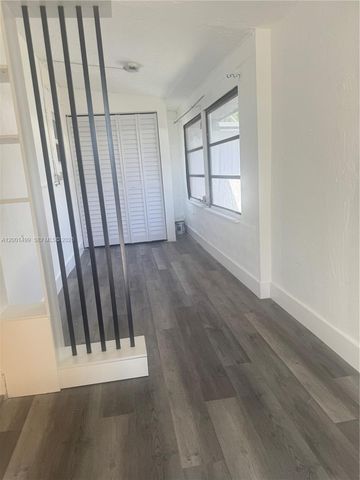 5611 SW 38th St, Davie, FL 33314