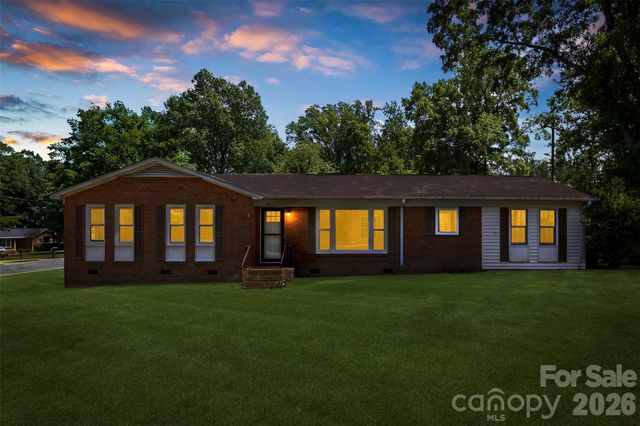 8315 Westbourne Drive, Charlotte, NC 28216