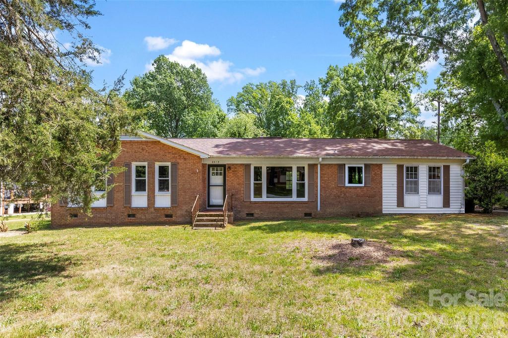 8315 Westbourne Drive, Charlotte, NC 28216