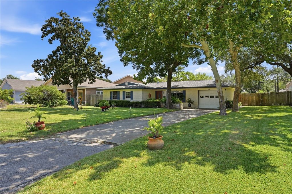 843 S Lamont St, Aransas Pass, TX 78336 — photo 2