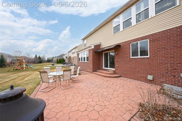 49184 Gracechurch Road, Macomb Township, MI 48044