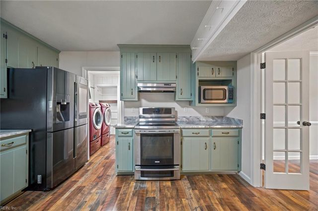 122 Michaels Woods Dr, Hampton, VA 23666