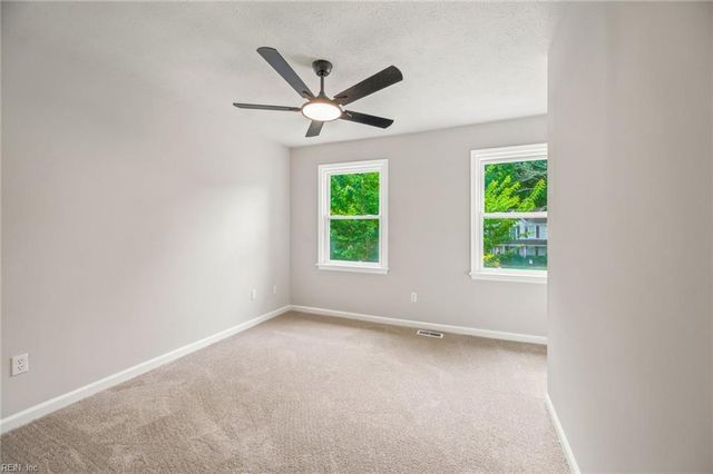 122 Michaels Woods Dr, Hampton, VA 23666