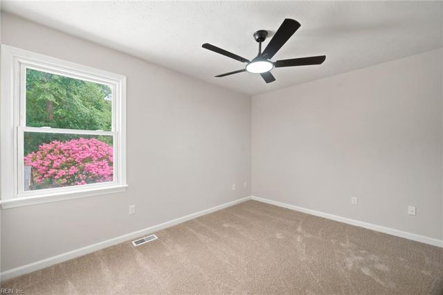 122 Michaels Woods Dr, Hampton, VA 23666