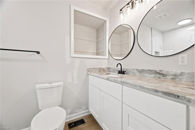 122 Michaels Woods Dr, Hampton, VA 23666