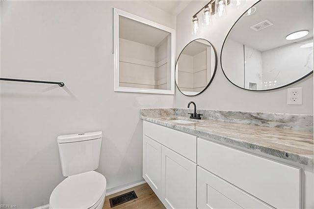 122 Michaels Woods Dr, Hampton, VA 23666