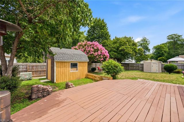 122 Michaels Woods Dr, Hampton, VA 23666