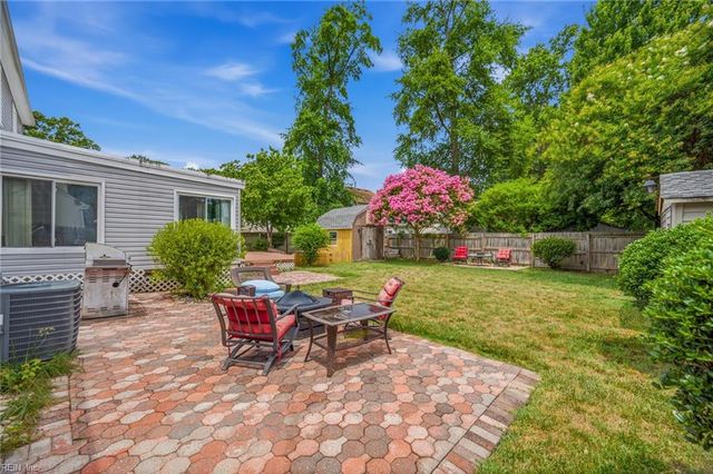122 Michaels Woods Dr, Hampton, VA 23666