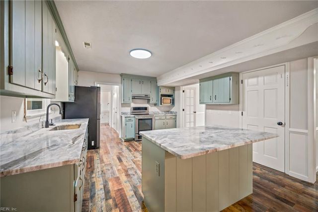 122 Michaels Woods Dr, Hampton, VA 23666