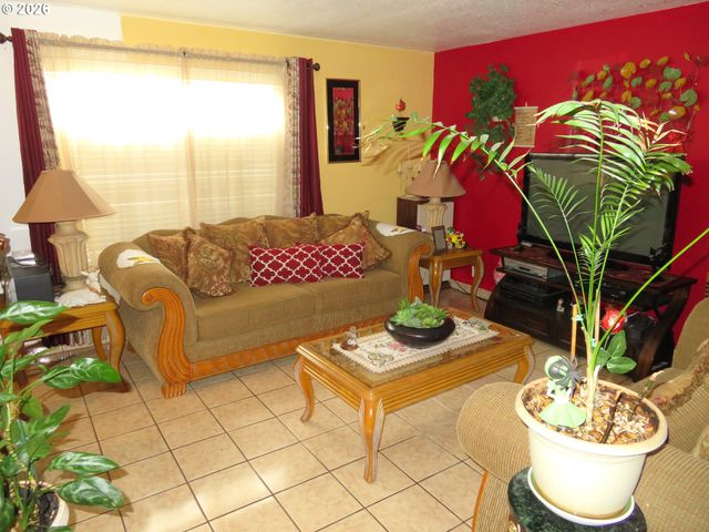 2485 N HOLLADAY St, Cornelius, OR 97113