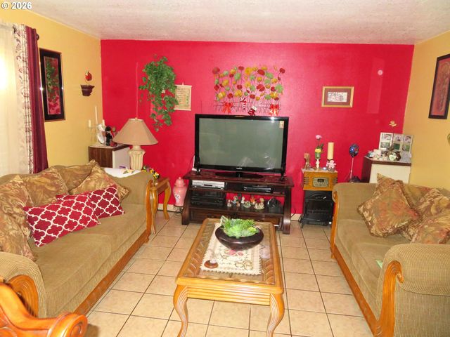 2485 N HOLLADAY St, Cornelius, OR 97113