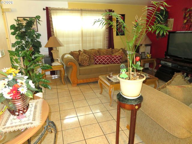 2485 N HOLLADAY St, Cornelius, OR 97113