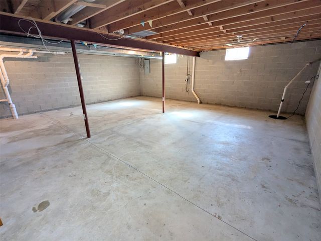 1027 W GORE Road, Erie, PA 16509