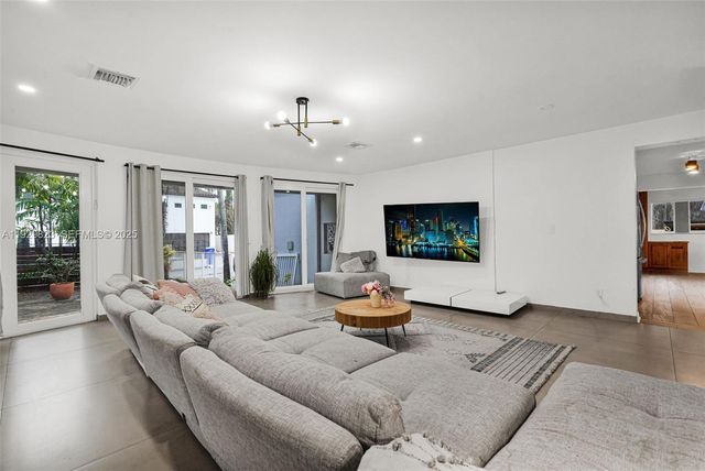 900 Tyler St, Hollywood, FL 33019