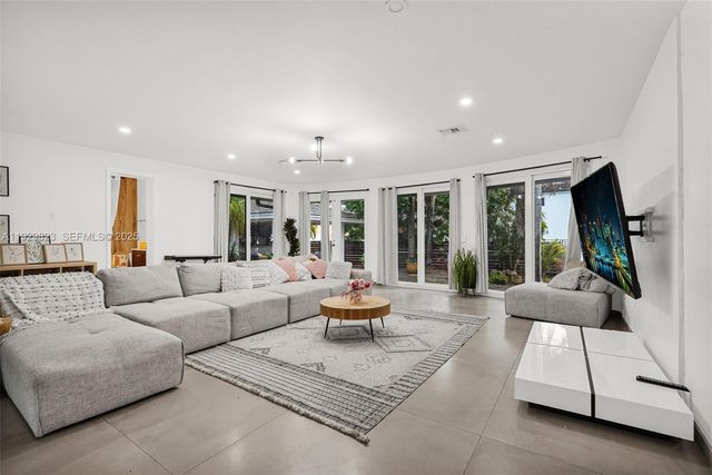 900 Tyler St, Hollywood, FL 33019