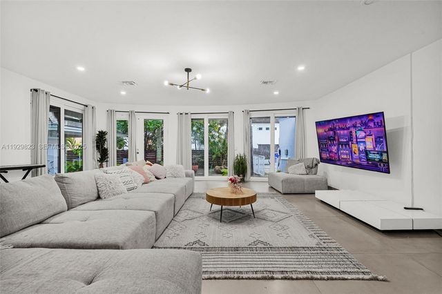 900 Tyler St, Hollywood, FL 33019