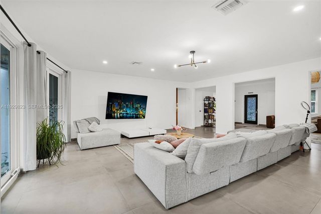 900 Tyler St, Hollywood, FL 33019