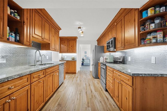 900 Tyler St, Hollywood, FL 33019