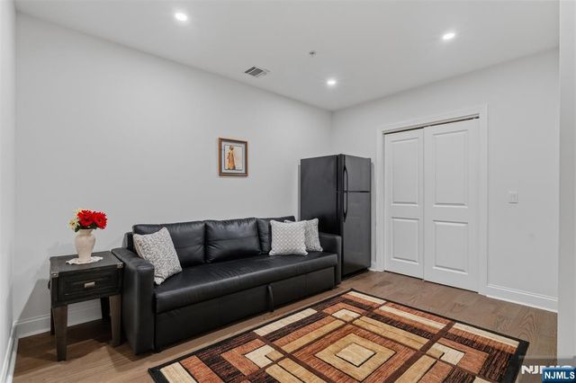 54 Polifly 103, Hackensack, NJ 07601