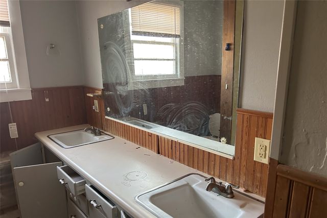 701 S Clements Street, Gainesville, TX 76240