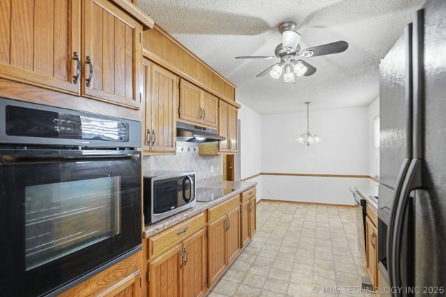 3207 S Skylane Drive, Sand Springs, OK 74063