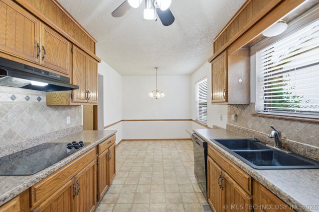3207 S Skylane Drive, Sand Springs, OK 74063