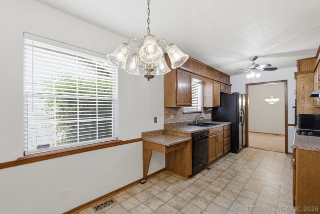 3207 S Skylane Drive, Sand Springs, OK 74063