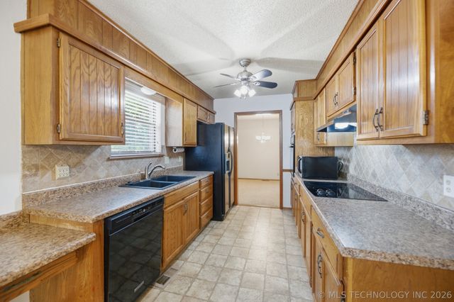 3207 S Skylane Drive, Sand Springs, OK 74063