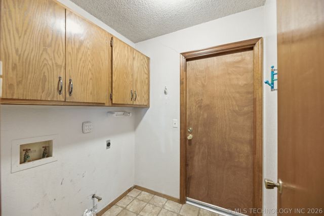 3207 S Skylane Drive, Sand Springs, OK 74063