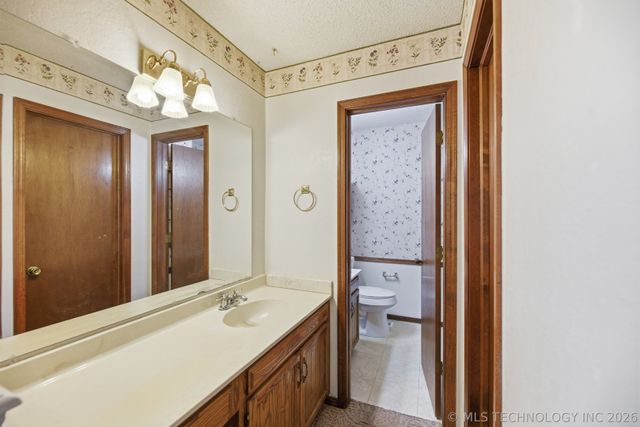 3207 S Skylane Drive, Sand Springs, OK 74063