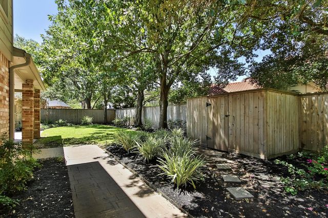 810 Herdsman Drive, Houston, TX 77079