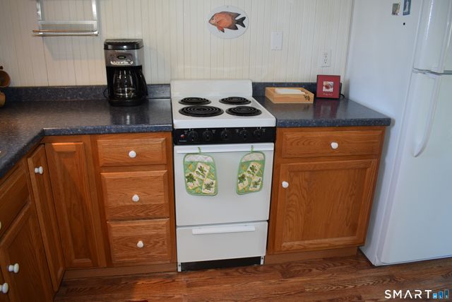 10 Hartford Avenue, Old Lyme, CT 06371