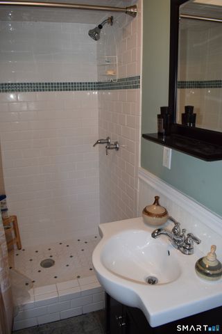 10 Hartford Avenue, Old Lyme, CT 06371