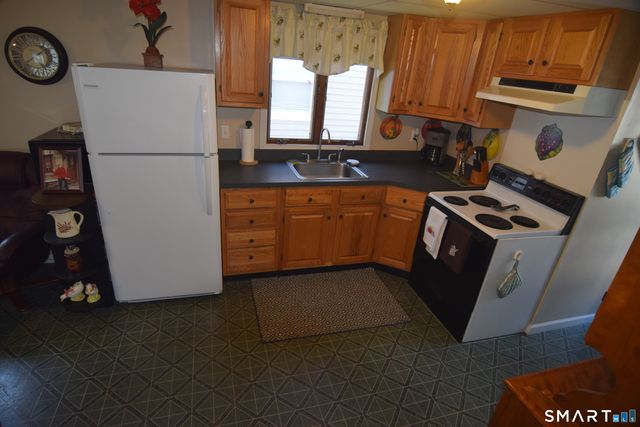 10 Hartford Avenue, Old Lyme, CT 06371
