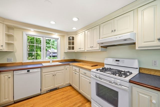 25 Echo Hill Rd, Amherst, MA 01002