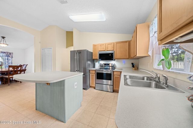 990 Sablon Street SE, Palm Bay, FL 32909