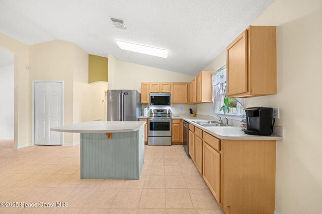 990 Sablon Street SE, Palm Bay, FL 32909