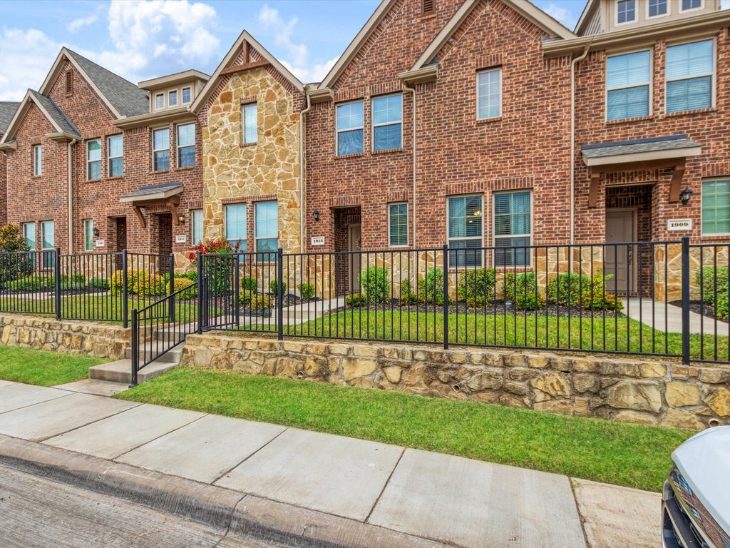 1913 Buffalo Hill Drive, Mesquite, TX 75149