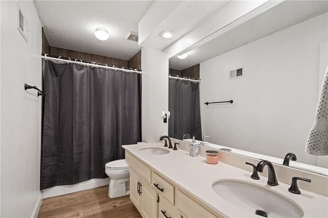 5826 Oakview Street, Shawnee, KS 66216