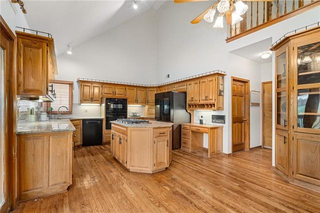 5826 Oakview Street, Shawnee, KS 66216