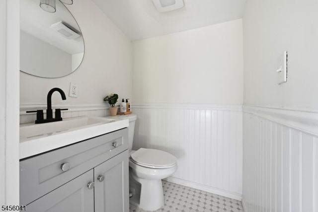 14 Cabin Spring Trl, Byram Twp., NJ 07821