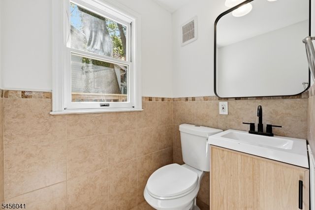 14 Cabin Spring Trl, Byram Twp., NJ 07821