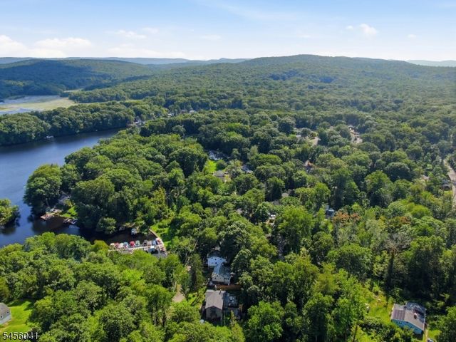 14 Cabin Spring Trl, Byram Twp., NJ 07821